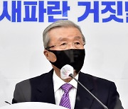 김종인 '3차 재난지원금' 주장에 청와대 "언급 적절치 않아"