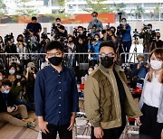 조슈아 웡 등 홍콩 민주화 인사 3명, 불법집회 혐의로 수감
