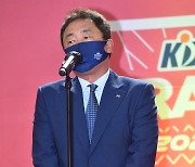 [ST포토] KCC 전창진 감독 '이근휘 같이가자'
