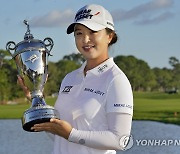 LPGA 투어 펠리컨 챔피언십 우승 트로피 든 김세영
