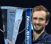 ATP 파이널스 우승 트로피 들고 미소 짓는 메드베데프