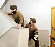 수해 복구 살림집 청소 중인 북한 검덕지구 인민군