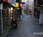 '연말 특수 실종' 자영업 비명..한숨짓는 식당·자포자기 노래방