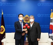 대전사회복지공동모금회, 대전시의회에 '사랑의 열매' 배지 전달