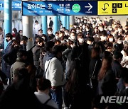 서울 지하철 혼잡도 3월 대비 5배↑..오늘부터 대중교통 야간운행 20% 감축