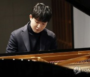 집중하는 피아니스트 선우예권
