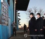 희생된 주민 사진 바라보는 정세균 총리