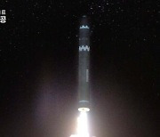 북한 화보집에 실린 2017년 ICBM '화성-15형' 발사 모습