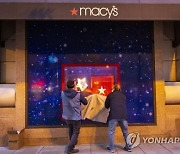 Macy's Metro Center - Holiday Windows
