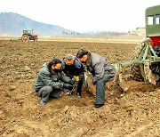 북한 "내년은 8차 당대회 열리는 해..농사 준비 더 진취적으로"