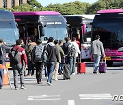 '제주연수' 집단감염 속출한 날 평일 제주공항엔 단체관광객 '바글'