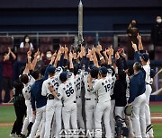 NC 전 동료 테임즈·해커·스트럭스 "한국시리즈 우승, 축하해!"