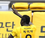 [포토]2연속 블로킹 득점에 성공한 KB손해보험 케이타