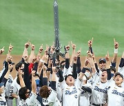 NC Dinos holds up "Execution Sword" upon conquering Korean Series for the first time