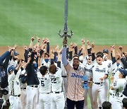 "너희만 축하하게 놔둘 수 없지!".. NC 우승에 스크럭스도 환호