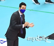 [MD포토] 박수치는 고희진 감독 '역전이다!'