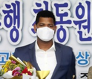 '최동원상' 알칸타라, 상금 절반인 1000만원 기부