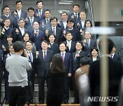 대검 연구관들 "윤석열 직무정지 위법·부당..재고해달라"