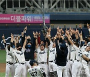 "앞으로 우승팀은 대형 검을 들고 세리머니를!" MLB닷컴도 주목