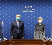 기념 촬영하는 한-카자흐스탄 외교장관