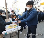 발열 검사하는 조합원들