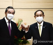 日스가, 中왕이 접견.."도쿄·베이징올림픽 성공 협력"(종합)