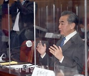 [포토]인사말하는 왕이 중국 외교부장