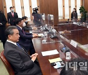 [포토]강경화 외교부 장관 만난 중국 왕이 외교부장