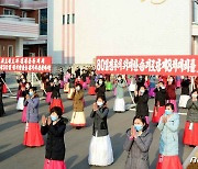 노동자합숙 준공식에 마스크·거리두기한 북한 주민들