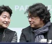 봉준호 감독 "내게 송강호, 고갈되지 않는 다이아몬드 광산" 극찬