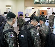 '군 내 거리두기' 2.5단계로 격상.. 전 장병 휴가 잠정 중단