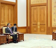 문재인 대통령, 왕이 중국 외교부장 겸 국무위원 접견