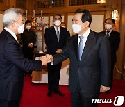 손창완 한국항공협회장과 인사하는 정세균 총리