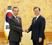 문대통령, 中왕이 접견 "비핵화 노력 계속..인적 교류 더 강화"(종합)