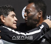 펠레 "마라도나와 하늘에서 축구를 하고 싶다."