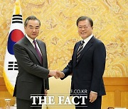 왕이 만난 文대통령 "중국과 한반도 전쟁 종식시킬 것"