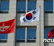 국방부 "전 부대 거리두기 2.5단계, 휴가·외출·행사 금지"