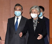 왕이 부장은 왜 한국 기자들의 '마스크'를 가리켰을까?