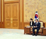 시진핑 "여건 허락할 때 방한"..文 "코로나 안정되는대로 한국에서 만나길"