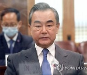 中 왕이, 강경화에 경고?.."한국, '민감한 문제' 잘 처리해야"