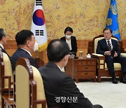시진핑 주석 "여건 허락될 때 방한"..문 대통령 "한국에서 뵙길 기대"