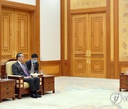 문 대통령, 中 왕이 부장 만나 "코로나 안정되면 시진핑 방한 기대"
