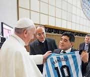 교황"故마라도나에 기도"..바티칸"축구의 시인이었다"