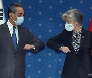 [사진]팔꿈치 인사하는 강경화 장관-왕이 외교부장