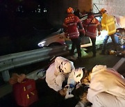 인천공항고속도로서 달리던 차량 추돌 후 전복..1명 사망· 4명 부상
