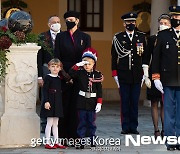 알베르2세-샤를린 국왕부부, 쌍둥이 자녀와 나란히~[포토엔HD]