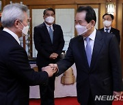 손창완 한국항공협회 회장과 인사하는 정세균 총리