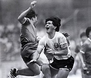 86년 멕시코 월드컵에서 허정무와 격돌한 마라도나