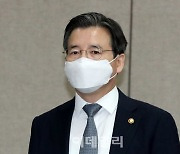 [포토]혁신성장 전략점검회의 입장하는 김용범 기재부 차관