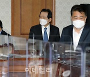 [포토] 방역전문가 간담회 참석하는 정 총리